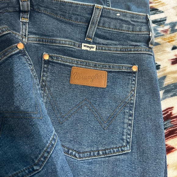 WOMEN'S WRANGLER® WANDERER 622 HIGH RISE FLARE JEAN IN SMOKE SEA - Picture 9 of 12